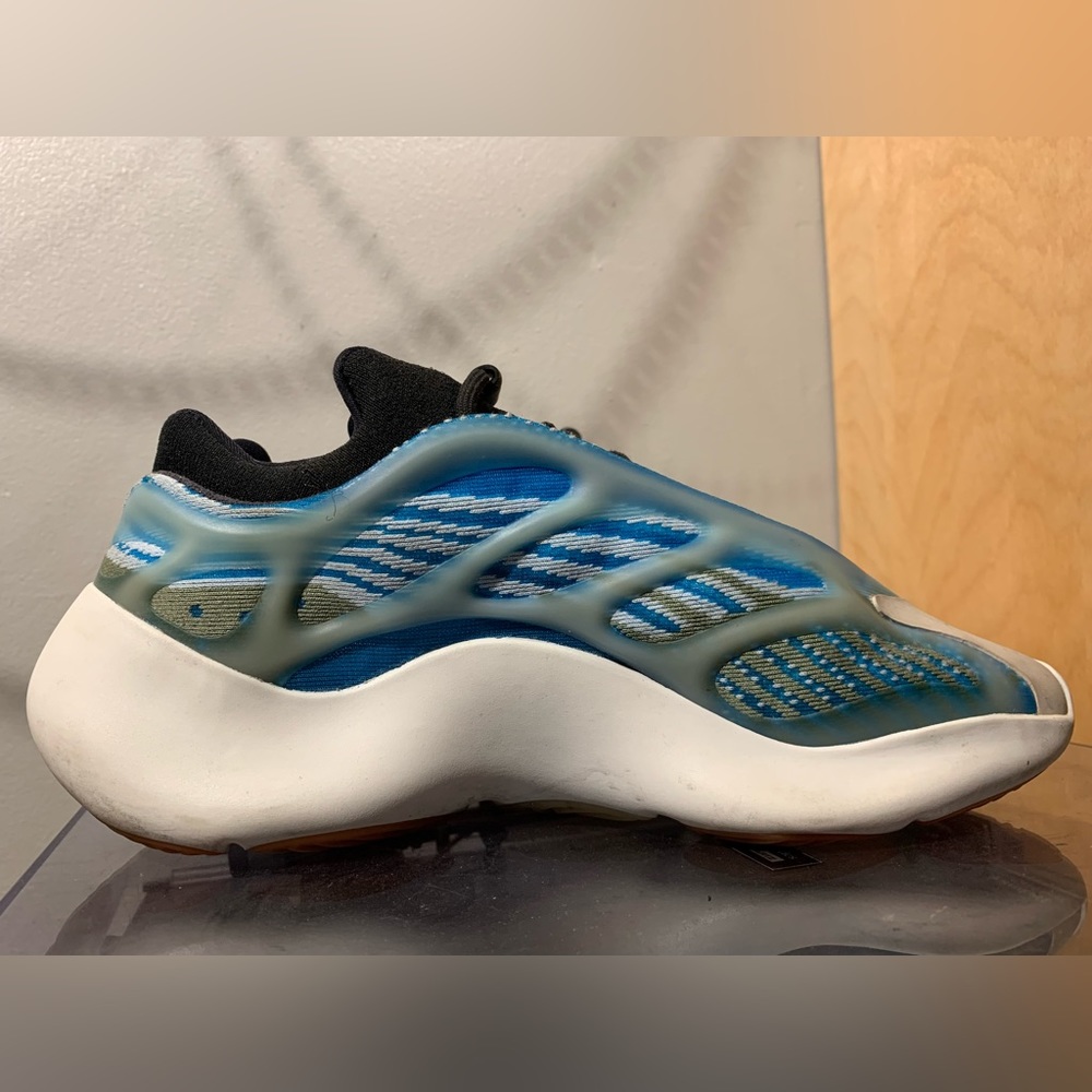 Adidas Yeezy 700 V3 Arzareth - Picture 2 of 6